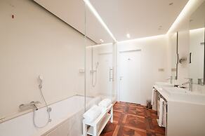 Royal Palace Luxury Suites & Hotel