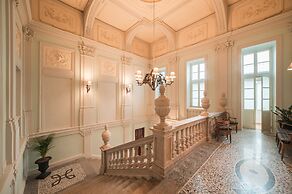 Royal Palace Luxury Suites & Hotel
