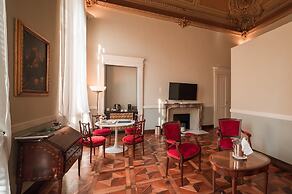 Royal Palace Luxury Suites & Hotel