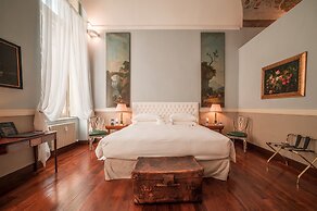 Royal Palace Luxury Suites & Hotel