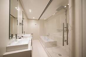 Royal Palace Luxury Suites & Hotel