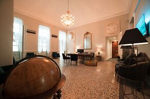 Royal Palace Luxury Suites & Hotel