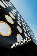 MOOONS