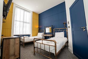 Delmont Hotel