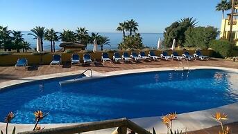 Grand Front Line Location Apartment- Heated Pool