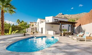 Magnificent And Modern Decorated Villa