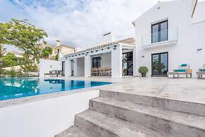 Magnificent And Modern Decorated Villa