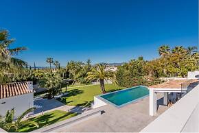 Magnificent And Modern Decorated Villa