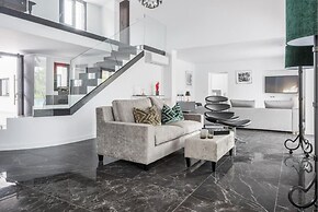 Magnificent And Modern Decorated Villa