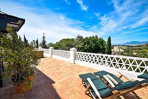 A Real Oasis In Colonial Style Villa