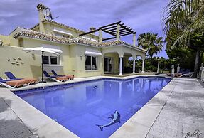 Exquisite Villa 50m To Beach