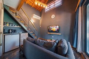 Antik River House