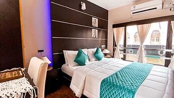 Upper Deck Houseboat