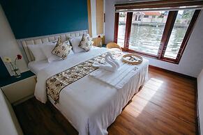 Upper Deck Houseboat