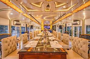 Upper Deck Houseboat
