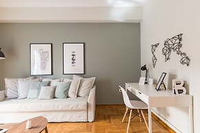UPSTREET Sleek Flat in Central Syntagma