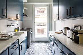 UPSTREET Acropolis Core Bright Modern Apt