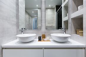 UPSTREET Acropolis Core Bright Modern Apt