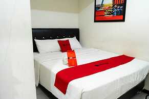 RedDoorz near Setrasari Mall 4