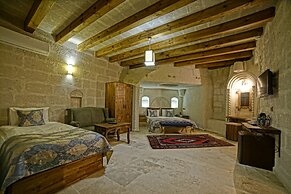 Risus Cave Suites