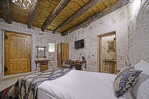 Risus Cave Suites