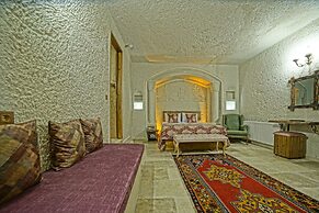 Risus Cave Suites