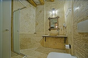 Risus Cave Suites