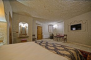 Risus Cave Suites