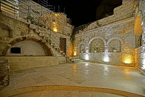 Risus Cave Suites
