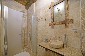 Risus Cave Suites