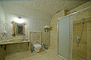 Risus Cave Suites
