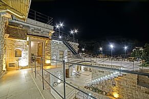 Risus Cave Suites