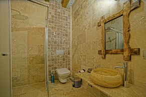 Risus Cave Suites