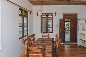 Yellow Card Apartment & Bungalow