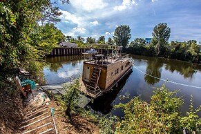 Prague Bay Houseboats