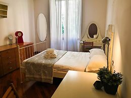 JOIVY Wooden Guerrini Apartment