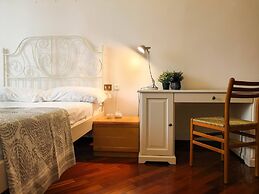 JOIVY Wooden Guerrini Apartment