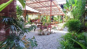 Ilakai Hostel - Adults Only