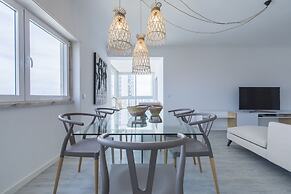 Luxurious Seaview Apartment in Estoril