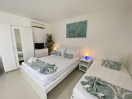 SOL CARIBE SUITES DELUXE Beach Club and Pool