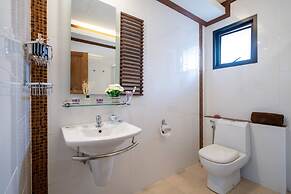 Bright Luxury Villa W Garden Pool & Sauna