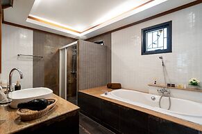 Bright Luxury Villa W Garden Pool & Sauna
