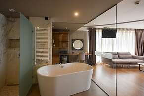 Yacht Hotel