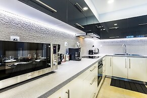 Spacious 3-Bedroom Apartment Near the Train