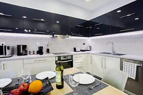 Spacious 3-Bedroom Apartment Near the Train