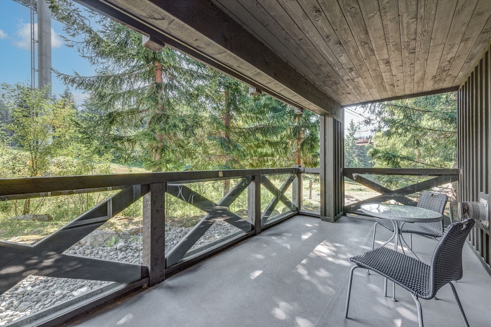 Blackcomb Springs Suites by CLIQUE