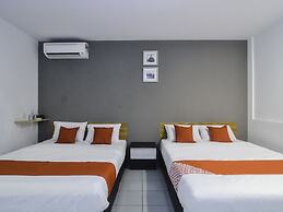 OYO 89465 Golden Lounge
