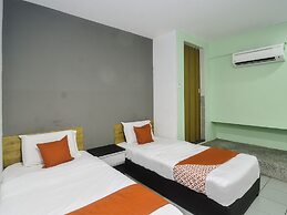 OYO 89465 Golden Lounge