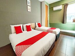 OYO 89465 Golden Lounge