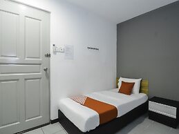 OYO 89465 Golden Lounge
